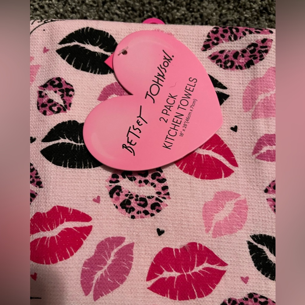 Betsey Johnson set of 2 kitchen towels